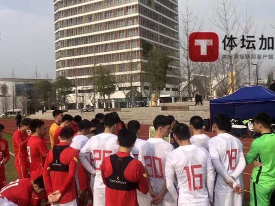 与德科关系密切的消息人士否认了德科责骂德容一事，并且表示德容是打电话告诉德科自己为何不能前往客场，消息人士表示：“如果一切都是与医生讨论后的结果，那么事情就是显而易见的。